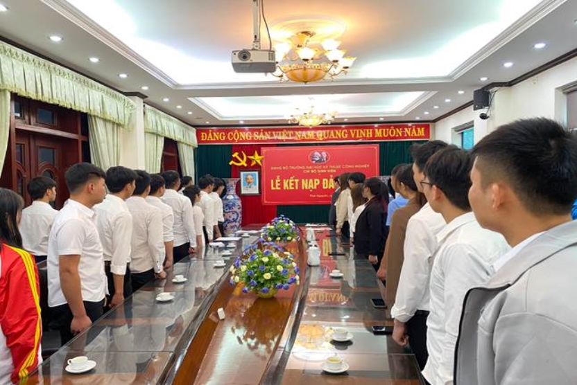 Chi bộ sinh viên trường Đại học Kỹ thuật Công nghiệp  long trọng tổ chức lễ kết nạp đảng viên mới cho 03 sinh viên ưu tú