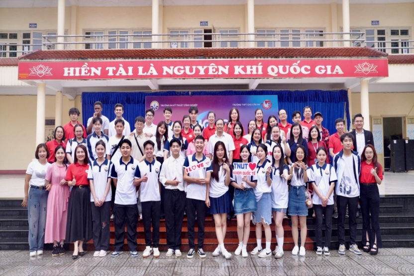 Trường Đại học Kỹ thuật Công nghiệp tổ chức chương trình ngày hội tiếng Anh - English festival 2024 tại THPT Chu Văn An - Thái Nguyên