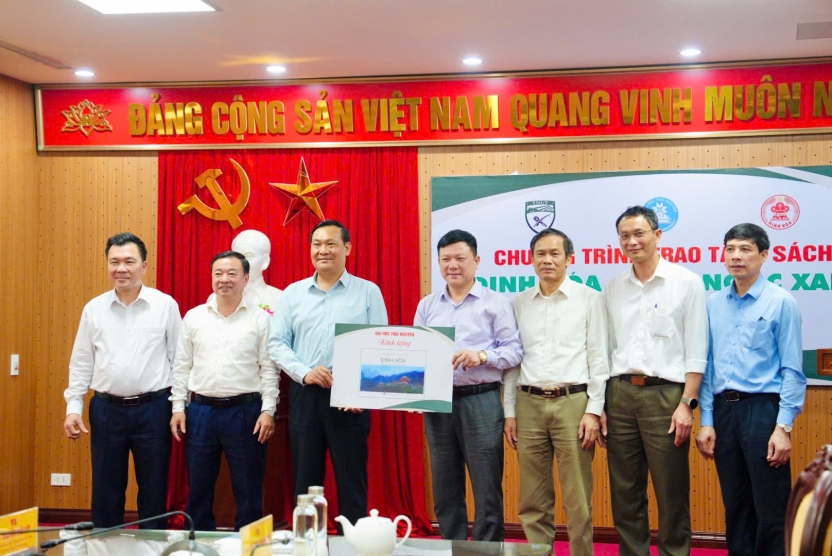 Trường Đại học Kỹ thuật Công nghiệp tham gia Chương trình Trao tặng sách “Định Hoá - Viên ngọc xanh của Thái Nguyên”