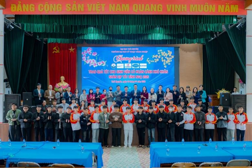 Trường Đại học Kỹ thuật Công nghiệp tổ chức chương trình trao quà tết cho sinh viên nhân dịp Tết Bính ngọ 2026