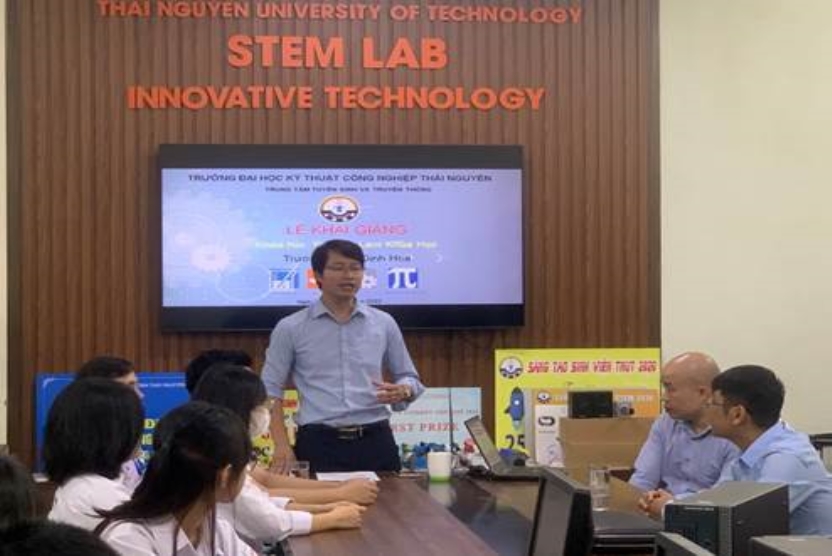 Trường đại học Kỹ thuật Công nghiệp tổ chức khóa học STEM cho trường THPT Định Hóa – Thái Nguyên
