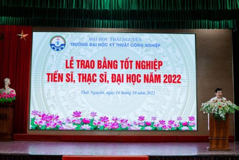 Trường Đại học Kỹ thuật Công nghiệp tổ chức lễ trao bằng tốt nghiệp tiến sĩ, thạc sĩ, đại học năm 2022